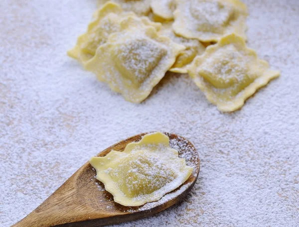 Zubereitung frischer Ravioli — Stockfoto