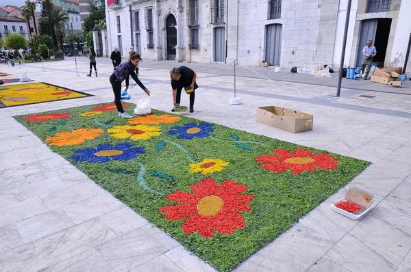 Byn Pravia i Asturien med blommig mattor till celebra Royaltyfria Stockfoton