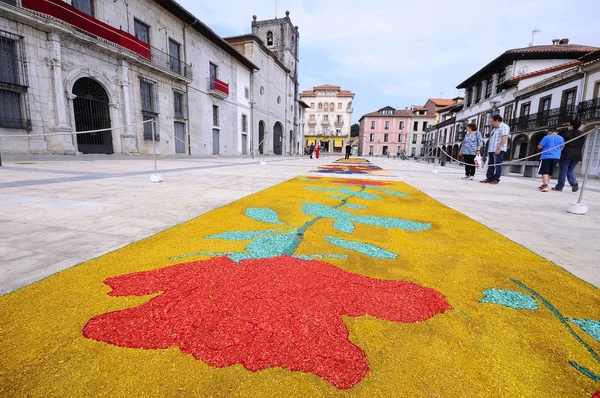 Byn Pravia i Asturien med blommig mattor till celebra Royaltyfria Stockbilder
