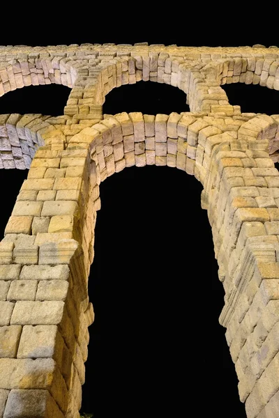 Nachtansicht des Aquädukts von Segovia, Spanien. — Stockfoto