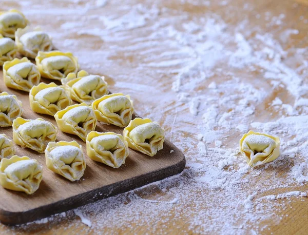 Hausgemachte Tortellini zubereiten. — Stockfoto