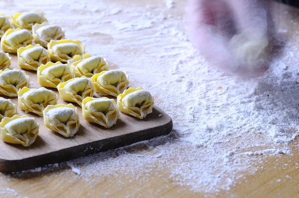 Preparación de tortellini caseros . — Foto de Stock