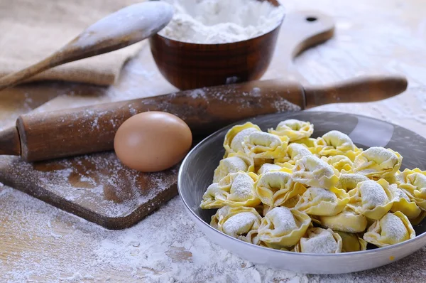 Voorbereiding van zelfgemaakte tortellini. — Stockfoto