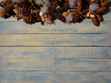 Yılbaşı süsleri ve ahşap masa.