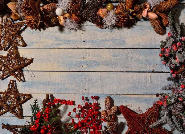 クリスマスの装飾や木製のテーブル. — ストック写真