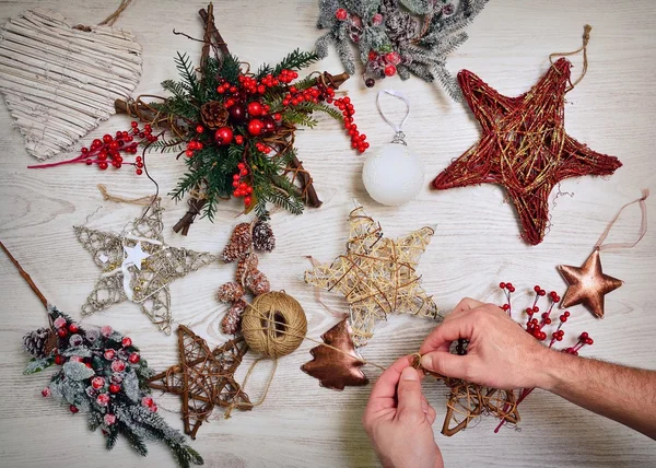 Vorbereitung der Weihnachtsdekoration. — Stockfoto