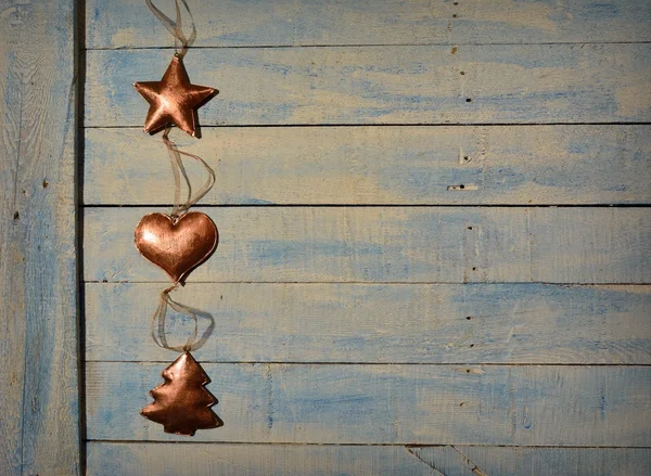 Weihnachtsdekoration und Holztisch. — Stockfoto