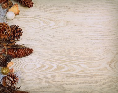 Noel ağacı süsle sol kenarında. Kopya alanı