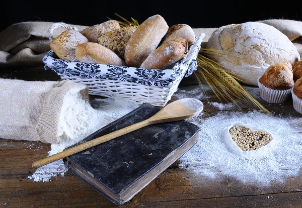 Différents types de pain, gâteaux aux fruits, farine éparpillée, recette b — Photo