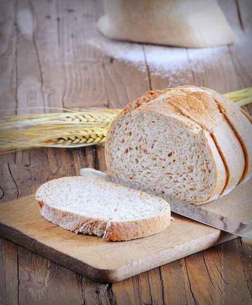 Close-up of white bread on wooden board — Stock Photo, Image