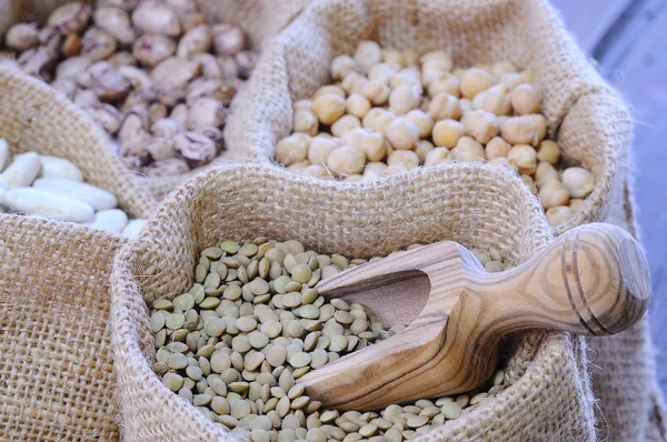 Primer plano de los diferentes tipos de cereales clasificados en bolsas —  Fotos de Stock