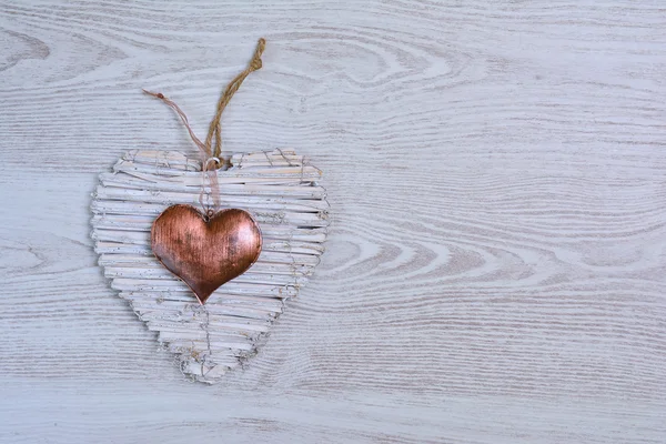 Coeurs faits à la main couchés sur une table en bois — Photo