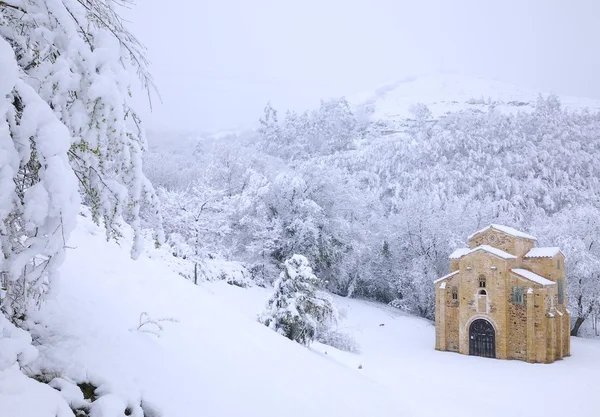 Abandoned building in snowy forest — Stock Photo, Image