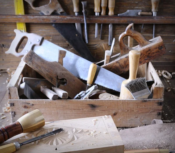 Verschillende instrumenten in houten kist. — Stockfoto
