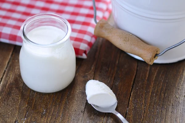 Close-up of jar with sour cream on wooden table — Stock Photo, Image