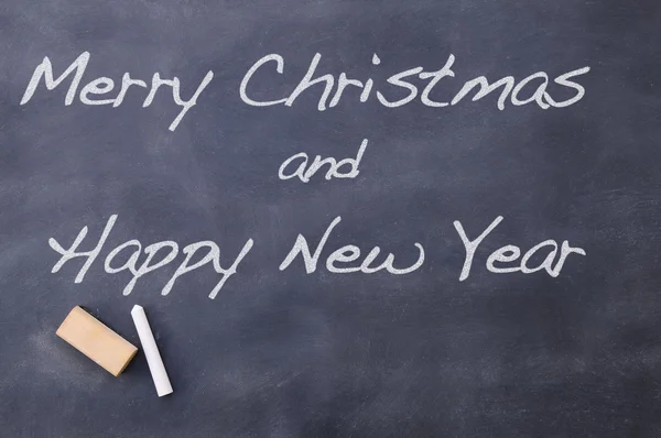 Prettige kerstdagen en gelukkig Nieuwjaar op blackboard — Stockfoto