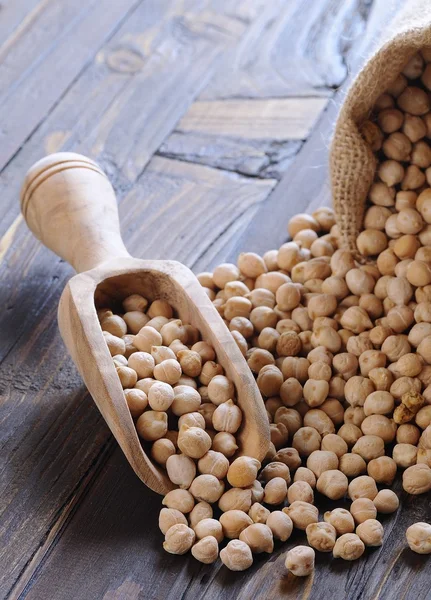 Primer plano de guisantes crudos en cuchara —  Fotos de Stock