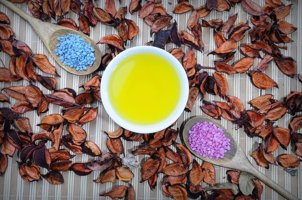 Body oil and sea salt from above — Stock Photo, Image