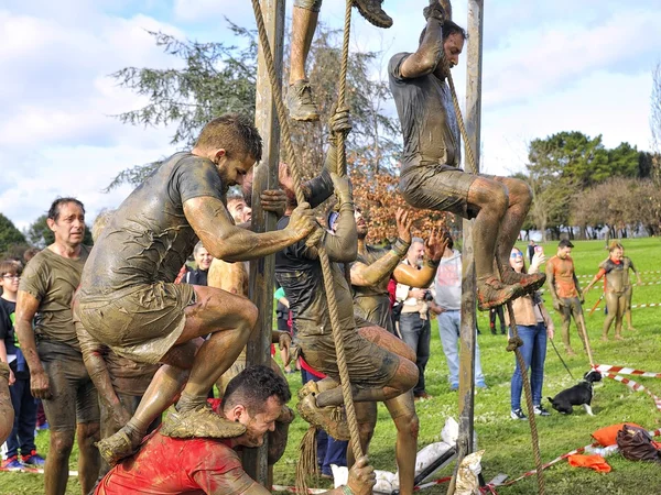 Corrida Farinato - corrida de obstáculos extremos em Gijon, Espanha . — Fotografia de Stock