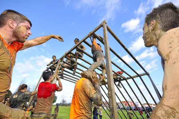 Corrida Farinato - corrida de obstáculos extremos em Gijon, Espanha . — Fotografia de Stock