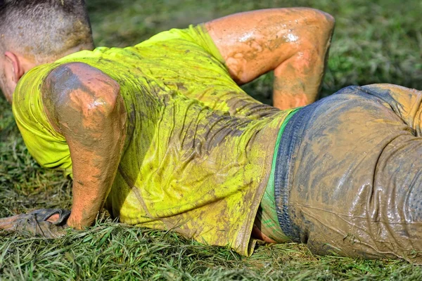 Man gör övning på idrottsplats — Stockfoto