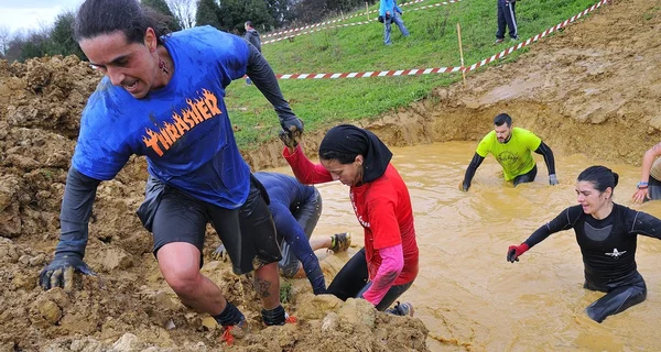 Farinato Race - corsa ad ostacoli estrema a Gijon, Spagna . — Foto Stock