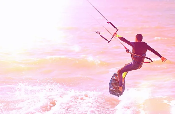 Kitesurfer bei Sonnenlicht. — Stockfoto