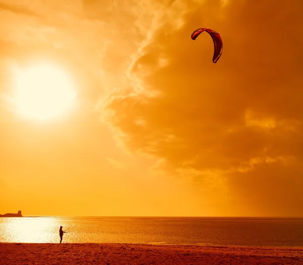 바다 파도에 Kitesurfer. — 스톡 사진