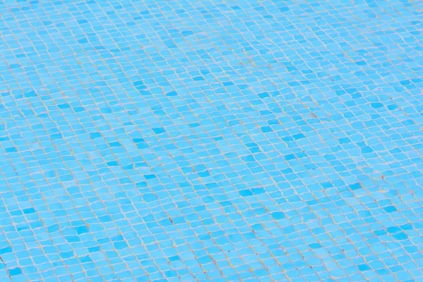 Vista sull'acqua trasparente in piscina — Foto Stock
