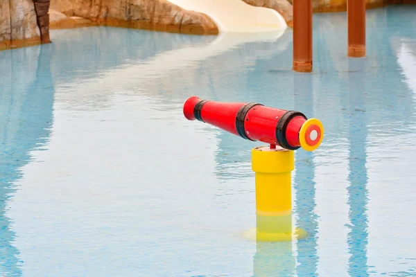 Pistola ad acqua rossa e gialla nel parco divertimenti — Foto Stock