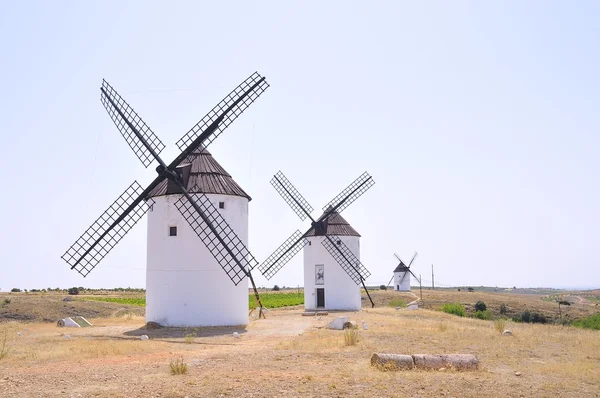 Vista de tres molinos de viento en el campo — Foto de Stock