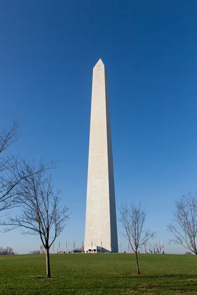 Washington Monument met blauwe lucht — Stockfoto