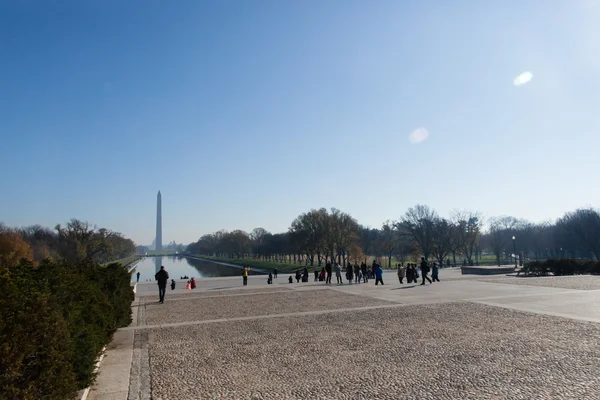 Monumento a Washington bajo un cielo azul — Foto de Stock