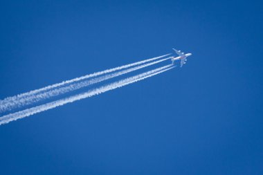 Emirates uçak mavi gökyüzü üzerinde