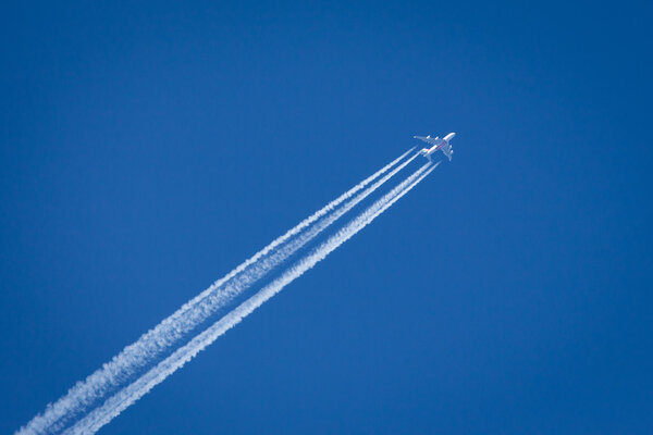 Авиалайнер Emirates на голубом небе
