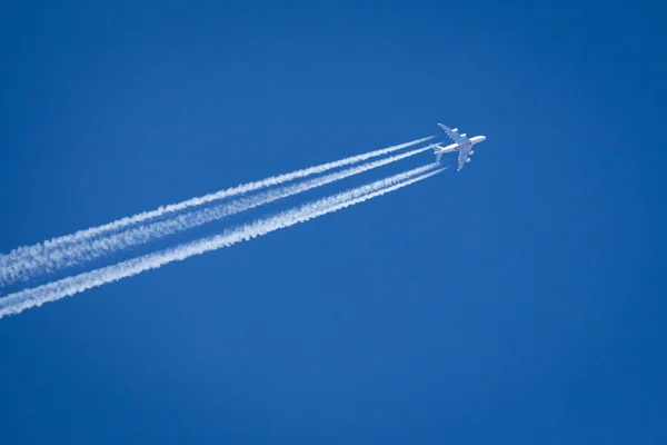 Emirates uçak mavi gökyüzü üzerinde — Stok fotoğraf