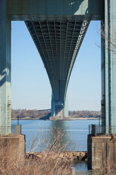 Onder de Verrazano-Narrows Bridge — Stockfoto