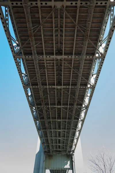 Unter der verrazano-engeren Brücke — Stockfoto