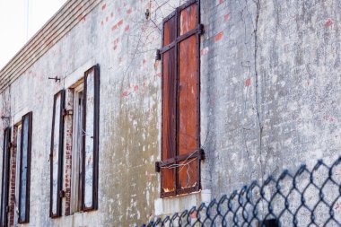 Çürüme içinde eski panjurlar