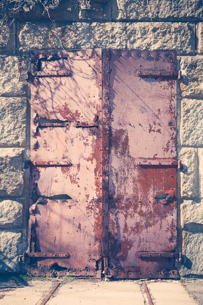 Vecchia porta di ferro — Foto Stock