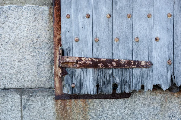 さびた金属を古い木製シャッター — ストック写真