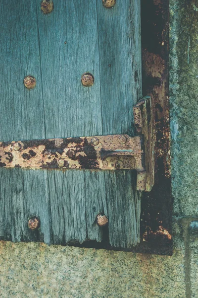 Παλαιά ξύλινα παραθυρόφυλλα με σκουριασμένο μέταλλο — Φωτογραφία Αρχείου