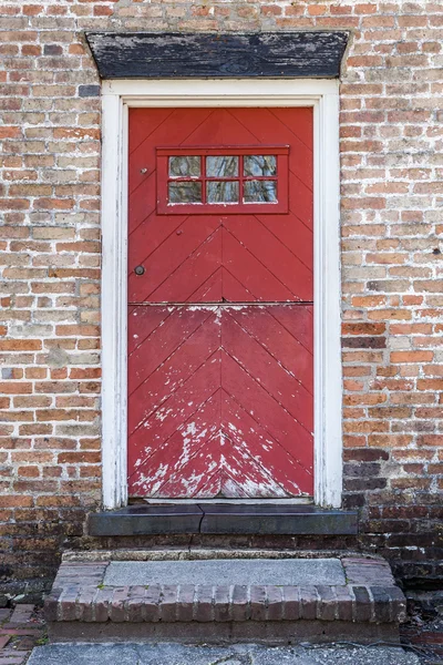 Gamla rustika röda dörren — Stockfoto