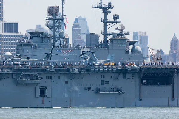 USS Bataan op de Hudson rivier — Stockfoto