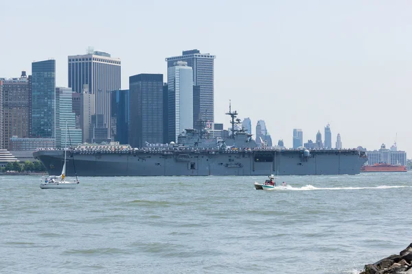 USS Bataan a Hudson folyó — Stock Fotó