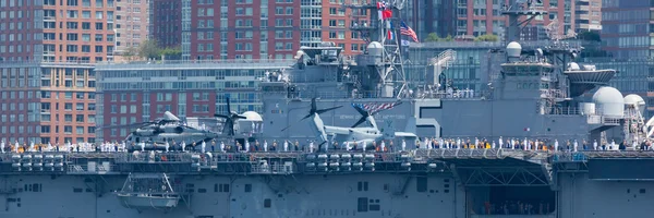 USS Bataan a Hudson folyó — Stock Fotó