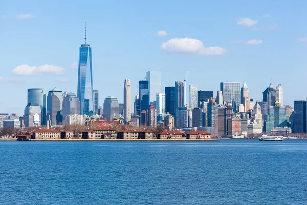 Lower Manhattan met Ellis Island Stockfoto