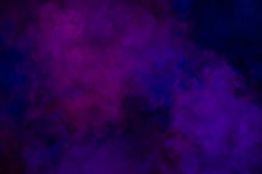 Bu, fotoğraflar ve tasarımlar üzerinde özel bir etki yaratmak için mor ve pembe bir duman veya sis örtüsüdür.