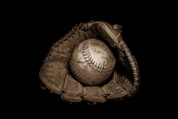 垒球和深褐色的手套 — 图库照片