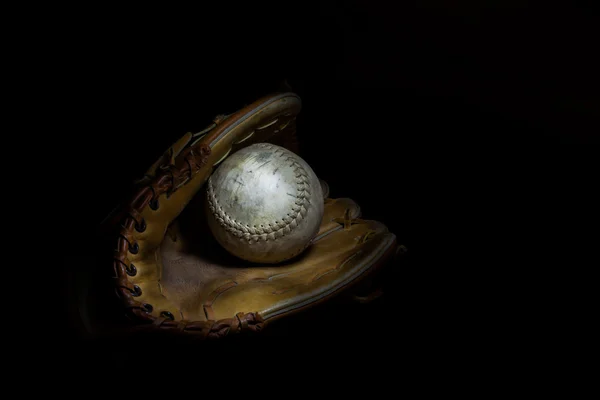 Softball und Handschuh — Stockfoto